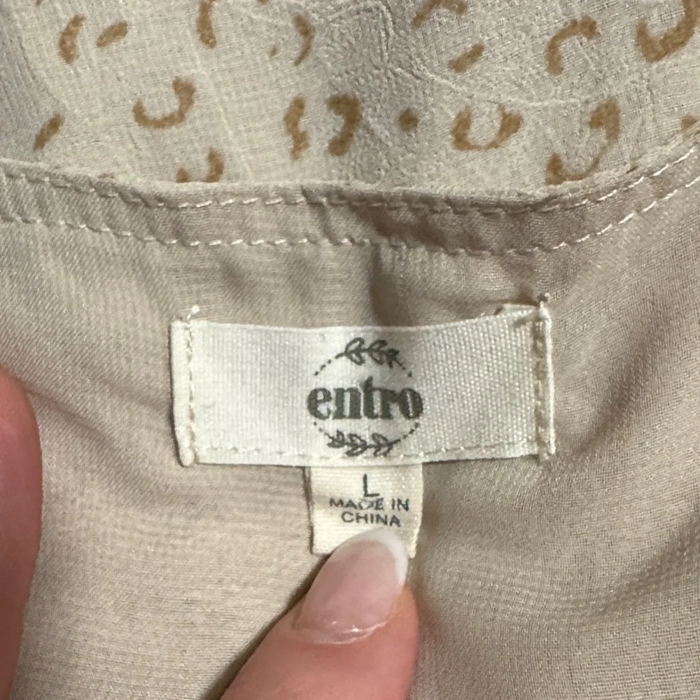 Entro Women's Cream Patterned V-Neck Blouse Size Large - Picture 9 of 12